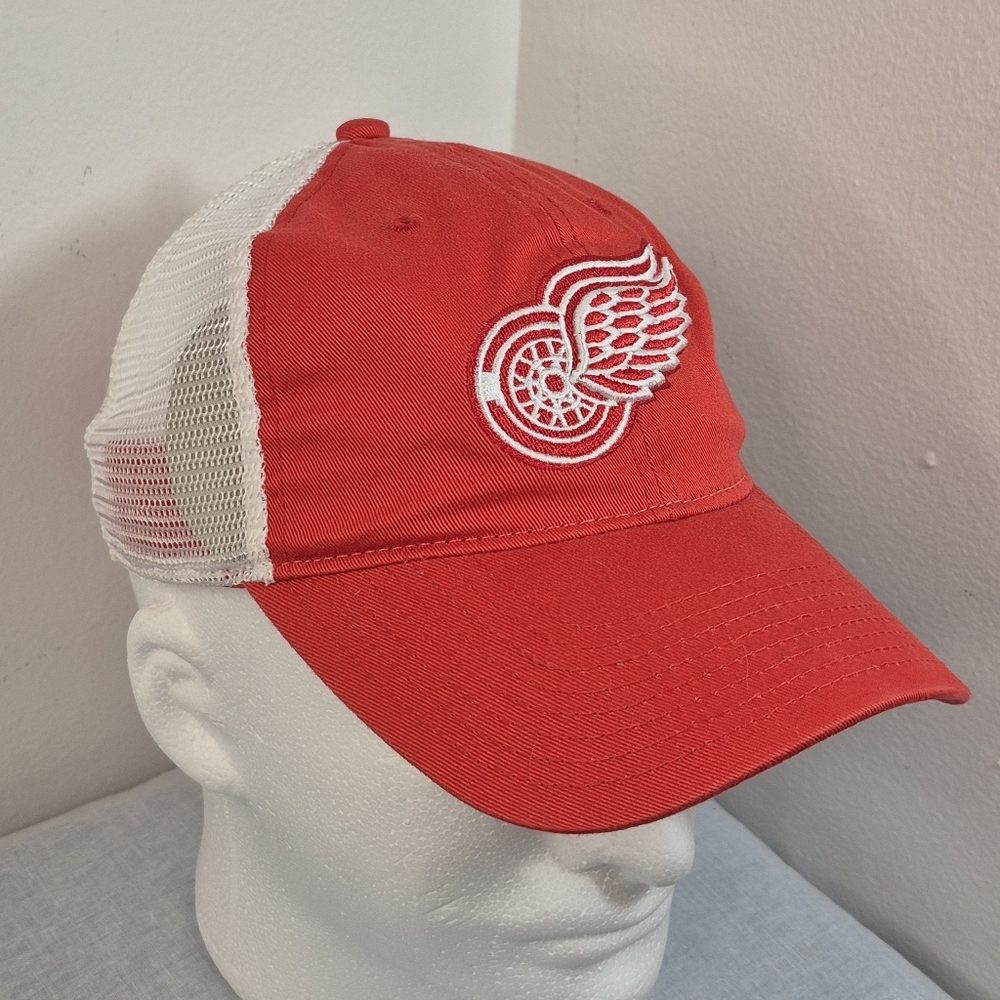 Detroit Red Wings Adjustable Snapback Trucker Hat Embossed, Embroidered Logo